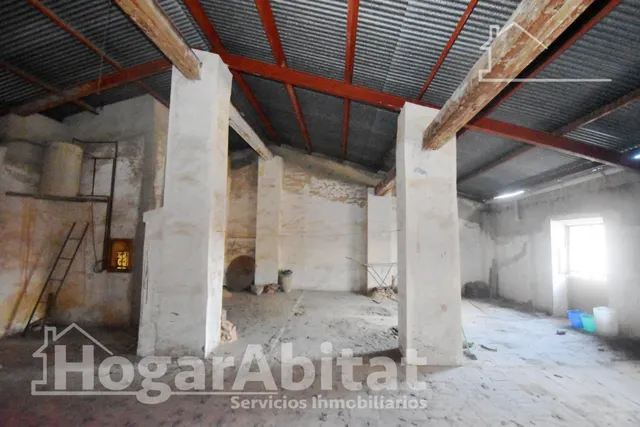 Extraordinaria finca con local comercial y múltiples posibilidades de reconversión a reformar en pleno centro — 26