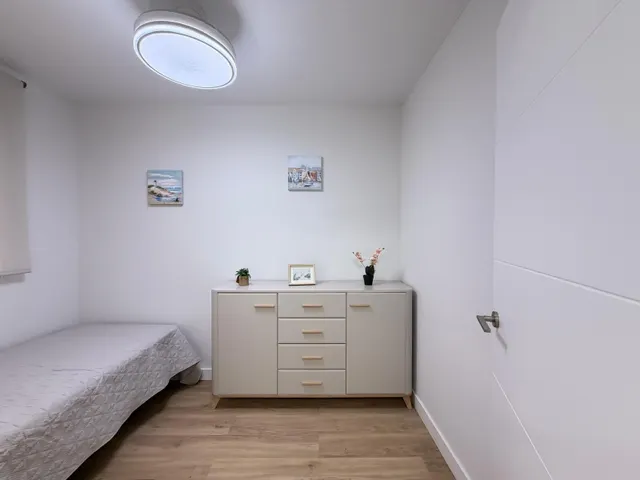 Apartamento totalmente reformado cerca de parque de las naciones con 2 dorm. 1 baño. con piscina. superficie 70 m2. — 42