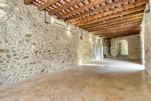 Casa de piedra semirestaurada — 7