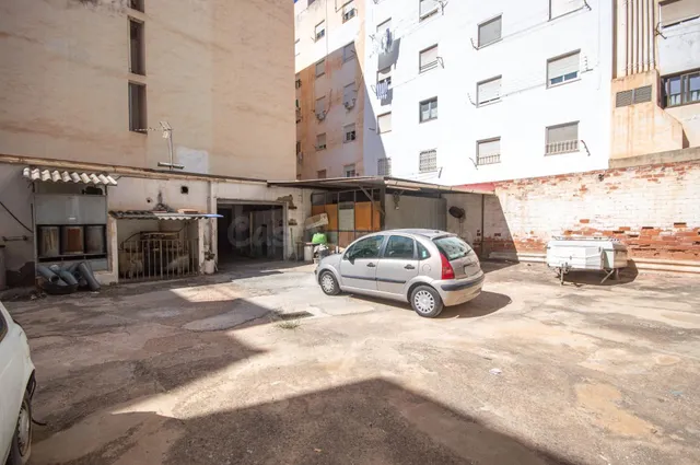 Local comercial de 333 m2 con gran patio de 200 m2 en calle Haití — 3