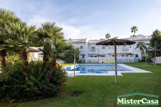 Exclusiva !!casa adosada en esquina con patio privado, piscina y aparcamiento propio en costa ballena, Rota — 2