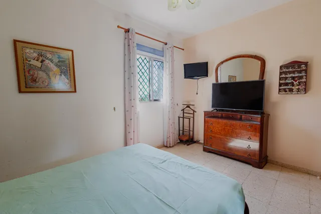CASA UNIFAMILIAR CON TERRENO URBANO Y GRANDES POSIBILIDADES EN OFRA — 25