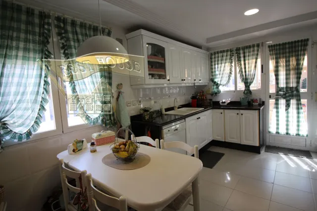 EXCLUSIVO CHALET ESQUINERO EN LA PATACONA — 10