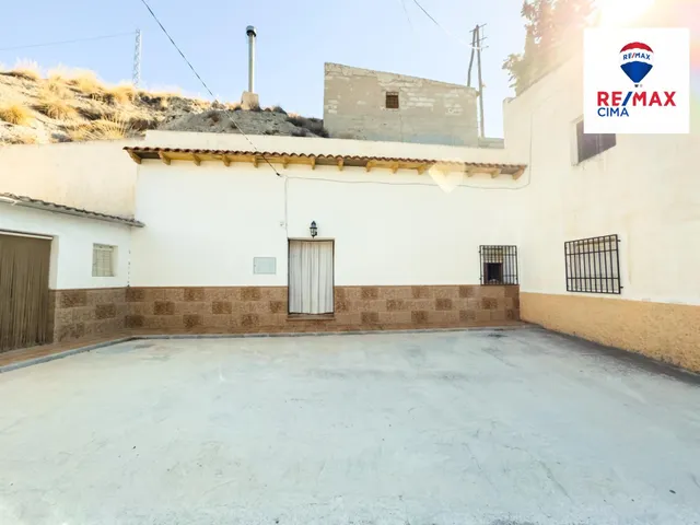 CASA CUEVA CON CUEVA PARA ANIMALES O RESTAURAR