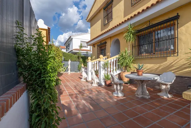 CHALET CON PISCINA Y JARDÍN A SOLO 10 MINUTOS DE GRANADA — 18