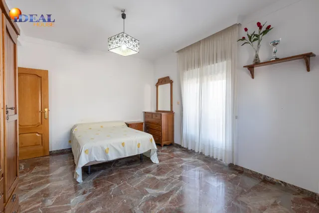 Casa en esquina en venta en Las Gabias — 40