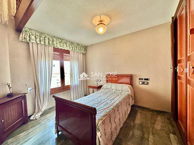 SE VENDE CASA CON PISCINA EN GLORIETA DE NOVELDA. — 12
