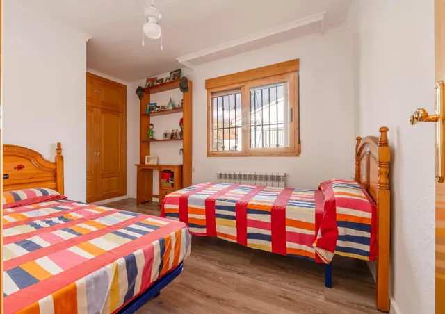 CHALET CON PISCINA Y JARDÍN A SOLO 10 MINUTOS DE GRANADA — 45