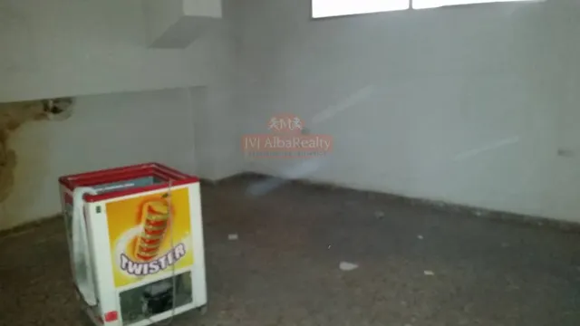 Amplio local con oportunidad de reforma. — 5