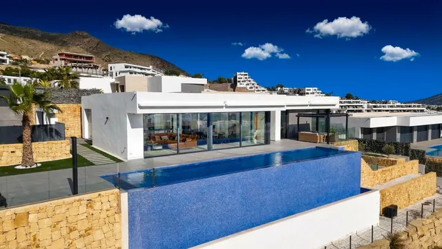 Exclusiva villa contemporánea con piscina infinity y vistas 