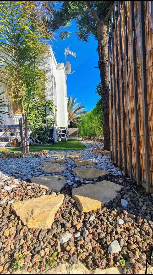 SE ALQUILA PRECIOSO CHALET CON PARCELA PRIVADA Y JARDÍN EN LA MARINA - ALICANTE — 3
