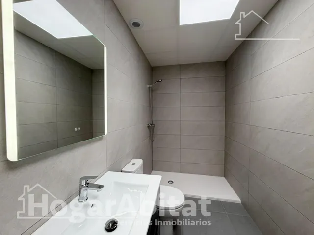 Estrena diseño y máxima eficiencia en esta moderna planta baja reformada con piscina y garaje — 24