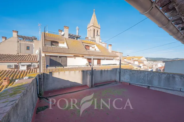 Encantador edificio de 4 plantas con local / garaje en una u - foto 2