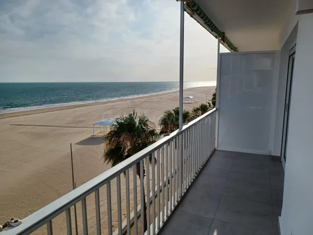 GRAN APARTAMENTO EN PRIMERA LINEA DE PLAYA EN ALQUILER ESCOL - foto 5