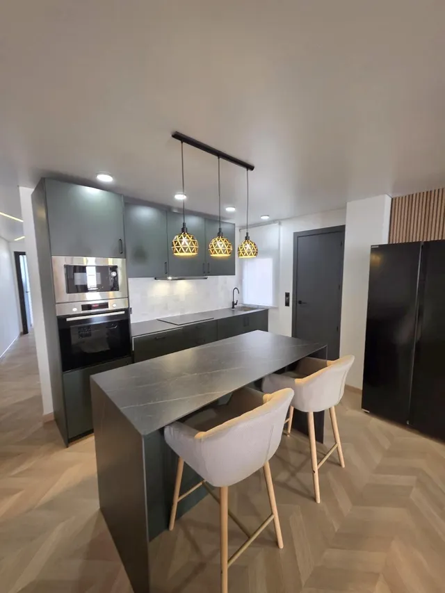 Apartamento con terraza, Alicante, Torrevieja, Playa de los Locos. 3 habitaciones, 110 m2, 200 metros al mar — 28