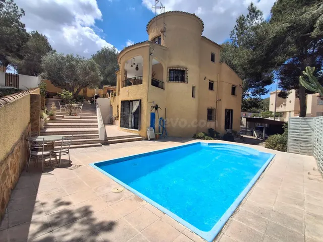 CHALET EN ORIHUELA COSTA CON GRAN PARCELA Y PISCINA PRIVADA