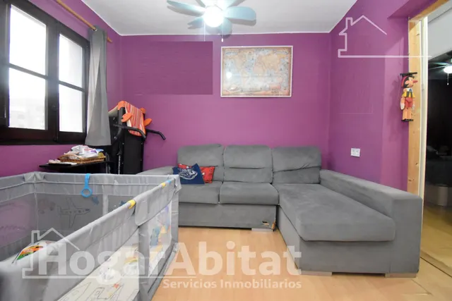 Disfruta de la luz natural y el encanto de vivir a un paso del centro en este acogedor piso con balcón — 19