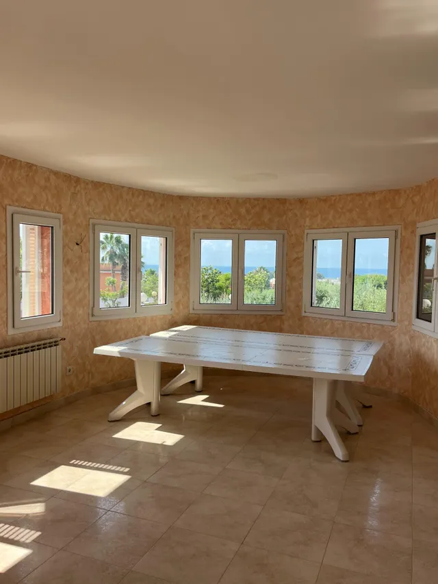 Chalet luminoso con vistas al mar en Creixell, zona La Masó. 3 habitaciones dobles, 2 baños , garaje y parcela de 1411 m2. — 28