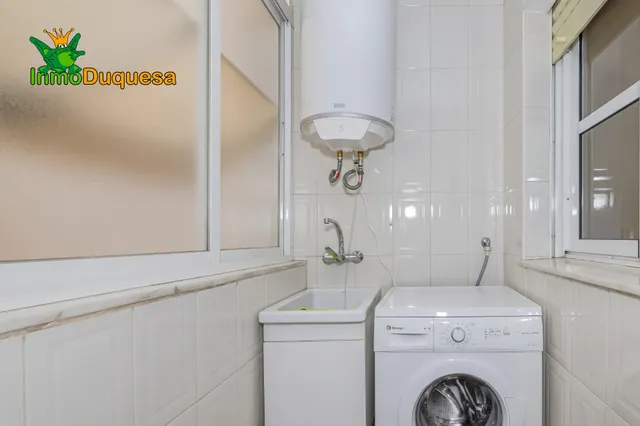 Piso de 4 dorm. con ascensor y Plaza de aparcamiento. Avda. de Madrid. — 29