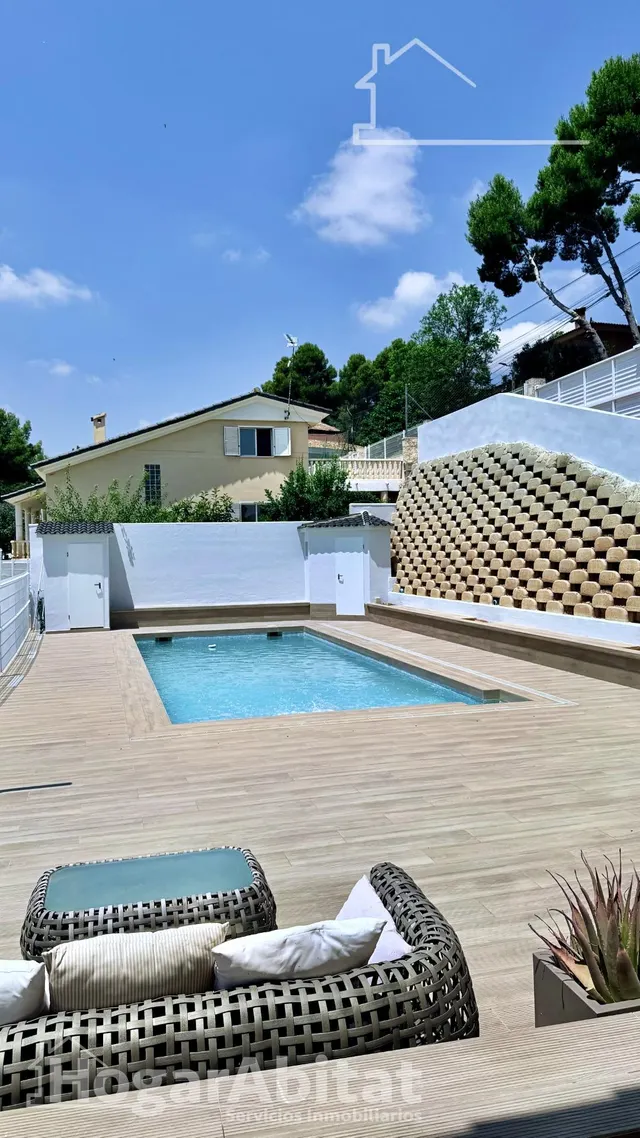 GRAN CHALET DE DOS PLANTAS CON PISCINA Y VISTAS DESPEJADAS — 25