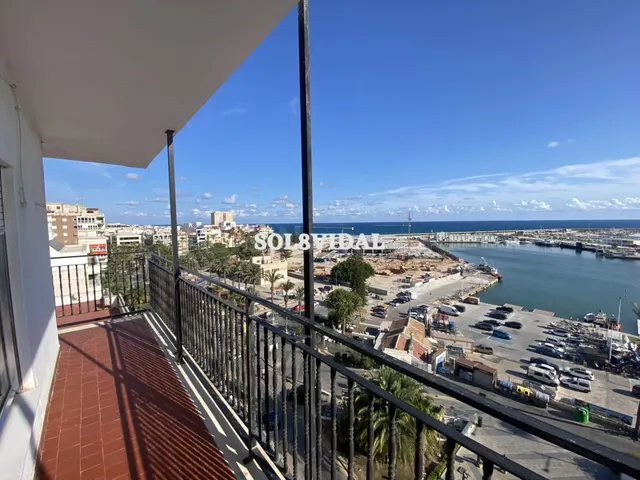PRIMERA LÍNEA DE PLAYA FRENTE CLUB NÁUTICO EN TORREVIEJA.