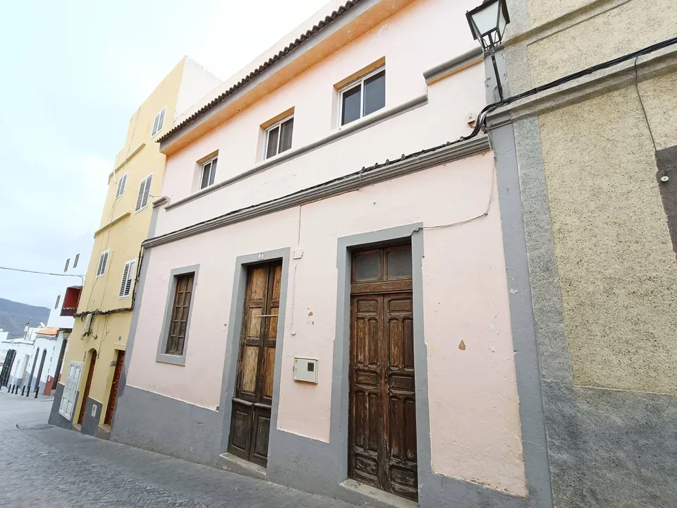 Edificio con dos viviendas en el casco de San Bartolomé de Tirajana