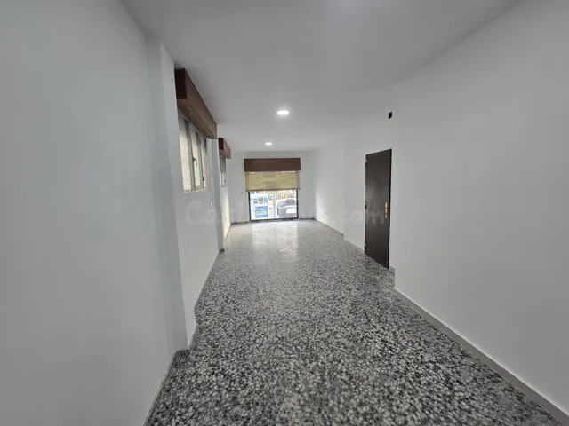 En el mejor sitio local con amplio escaparate en zona cercan