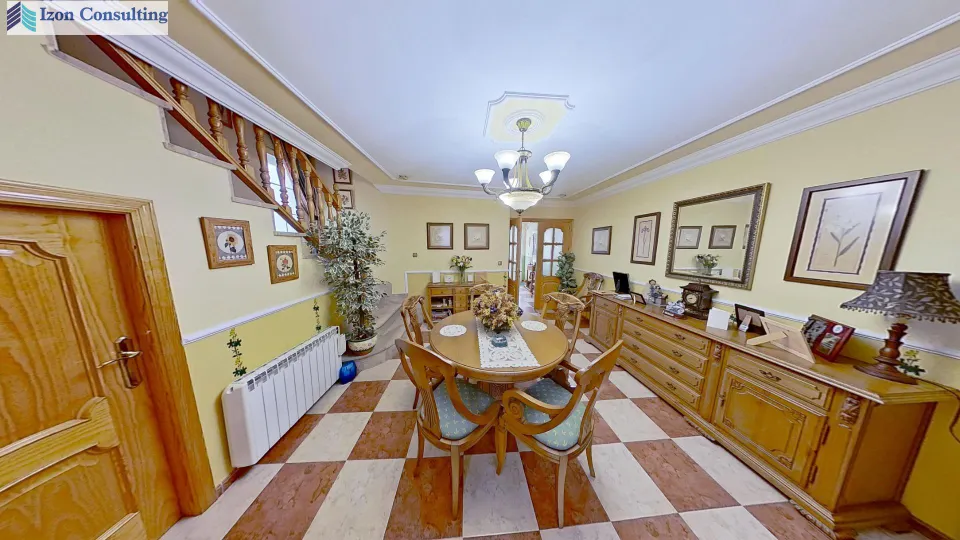 CASA DE 2 PLANTAS EN HELLÍN CON 3 habitaciones , 2 BAÑOS Y AMPLIAS ESTANCIAS