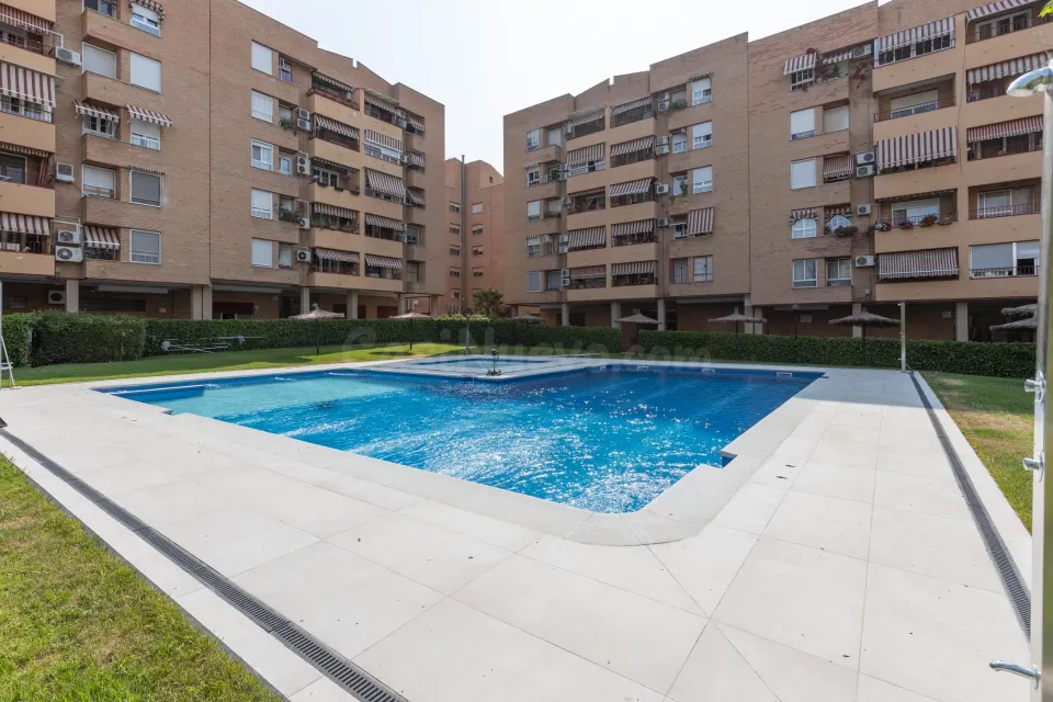 Piso con piscina en urb. las brisas, la chana