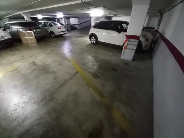 Plaza coche mediano en les Corts (Joan Güell-Novell), Barcelona — 2