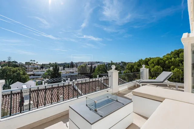 Casa adosada recién reformada en Aloha Gardens con vistas panorámicas — 21