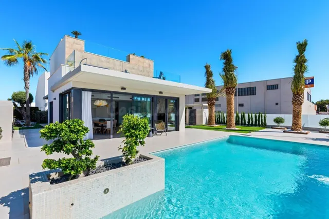Lujosa villa de obra nueva a un paso de la playa de Campoamo