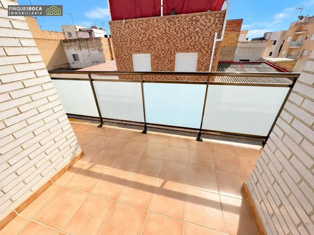 Para entrar a Vivir Piso de 3 Dormitorios, 2 Baños, Cocina Independiente, Comedor-Estar, Terraza y Piscina Comunitaria — 2