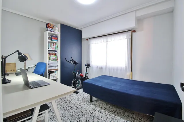 ¡Oportunidad única de inversión en Alicante! Piso en venta en Calle Pinoso, — 16