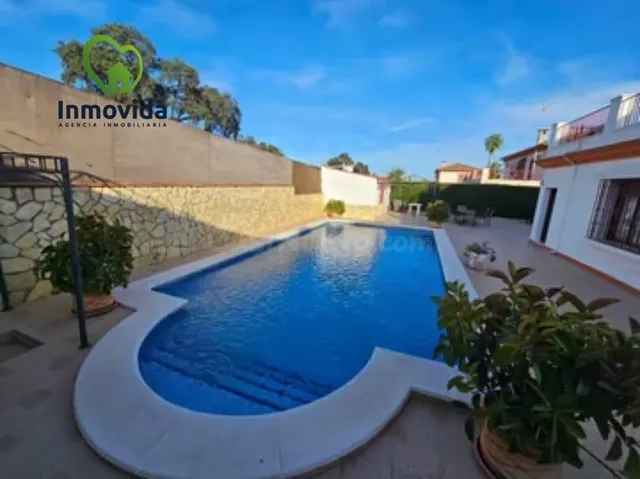 Exclusiva Casa Reformada en Encinares de Alcolea - €390,000