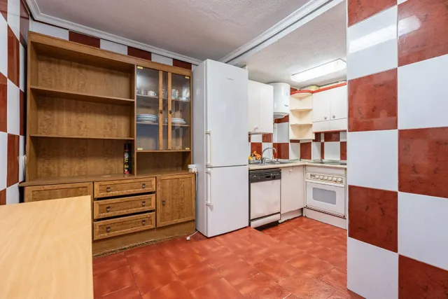 VIVIENDA CON MUCHAS POSIBILIDADES EN CALLE FUENCARRAL — 17