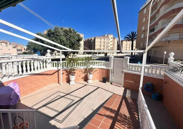 Bungalow con amplia terraza a pocos pasos de la playa y orientación Sur. — 4