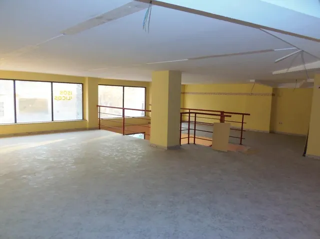 Se alquila local comercial con mucha fachada, muy cerca de El Corte Inglés y Parque Ribalta, frente — 17