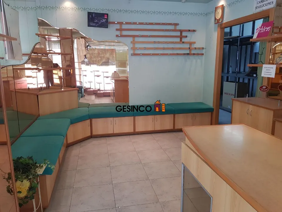 CHAFLÁN CON GRANDES ESCAPARATES EN VENTA O ALQUILER