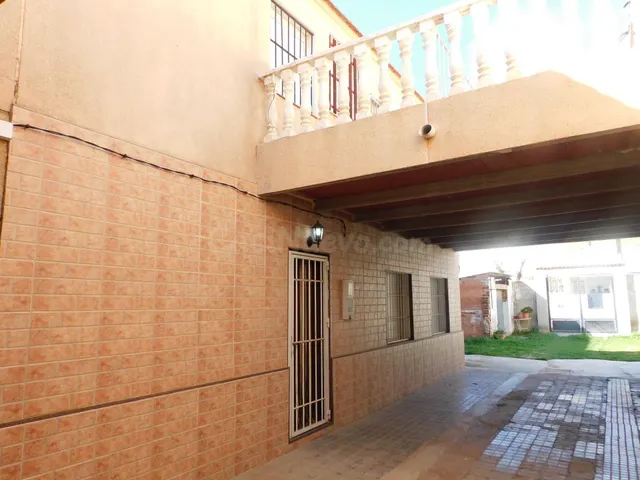 VIVIENDA EN ESQUINA EN 2 PLANTAS 128 M2 EN LAS VILLAS CON 6 