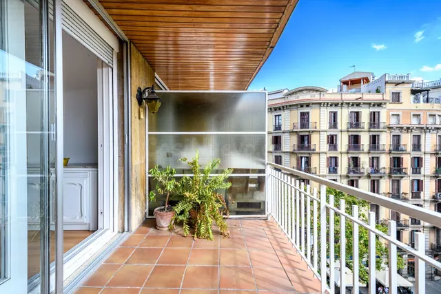 PISO ALTO CON BALCÓN/TERRAZA Y TRES PIEZAS EXTERIORES EN EL EIXAMPLE — 3