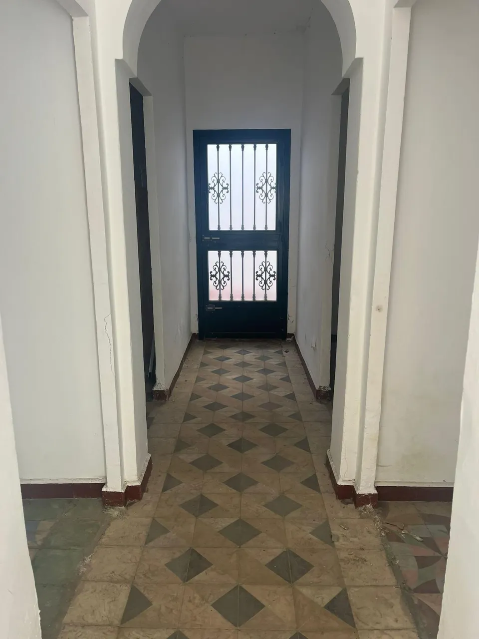 Se vende casa para reformar en Algeciras , zona salesianos.