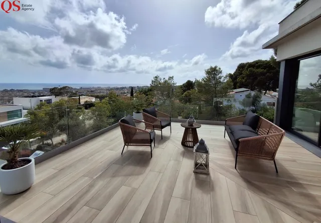 Villa contemporánea con piscina y vistas panorámicas al mar en Cunit — 48