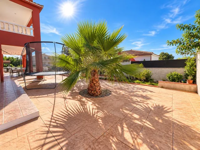 CHALET A CUATRO VIENTOS CON 338 M2, PISCINA Y GRANDES ESPACI - foto 3