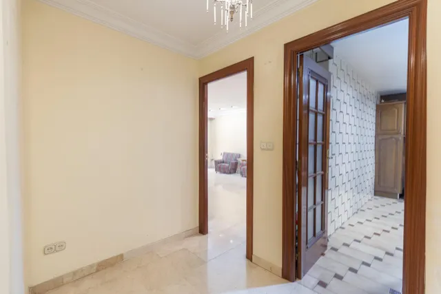 Piso en venta en pleno centro de Granada – Planta alta, garaje y gran potencial de reforma — 44