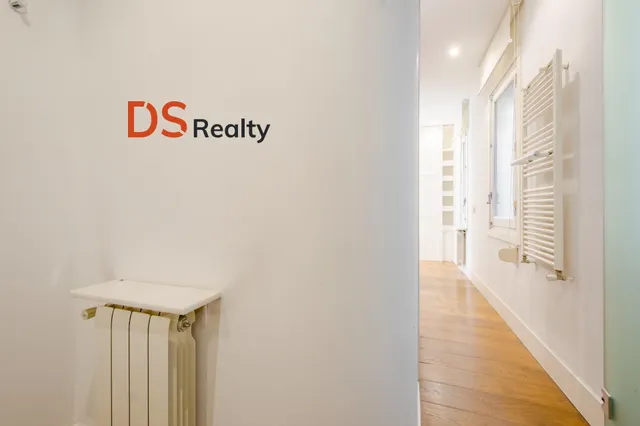 Ds realty presenta | vivienda exterior con tres balcones y terraza frente al templo de debod — 37