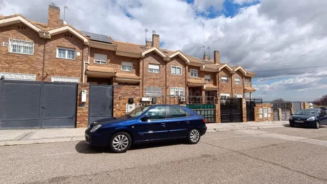 SE VENDE casa OKUPADA en Calle SantoÑ±a Arroyomolinos (Madri