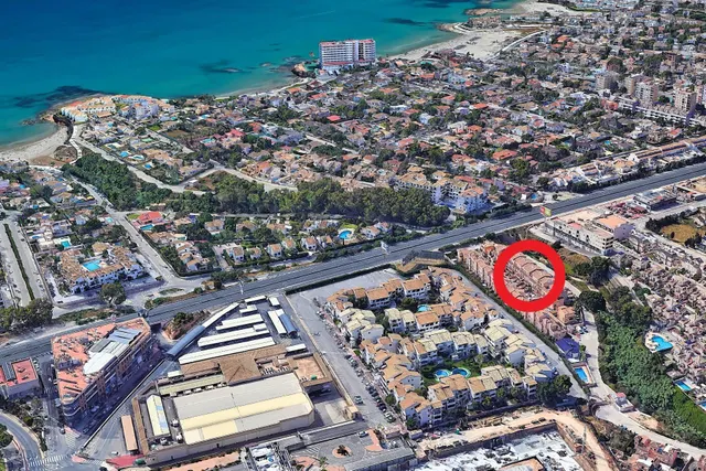 Casa adosada reformada y espaciosa de tres plantas (86 m2) con 3 dormitorios, 2 baños y 1 aseo. Terraza frente, piscina comunitaria, cerca del La Zenia Boulevard y a tan solo 650 m de Playa Flamenca — 36