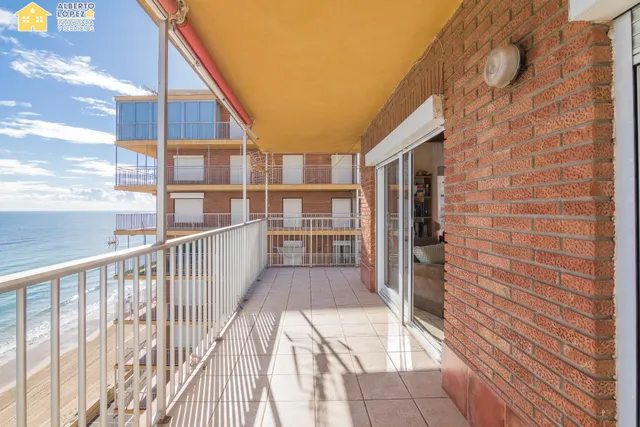 Apartamento en venta en primera línea de playa en Los Arenales del Sol, la propiedad está afectada por la Ley de Costas — 12