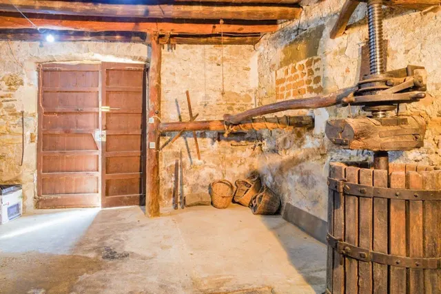 CASA DE PIEDRA DEL S. XVIII, A DOS CALLES, EN MONISTROL DE CALDERS — 36